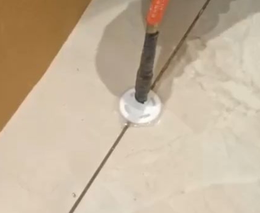 宣州瓷砖空鼓维修公司专业解答瓷砖在铺贴过程中，如果没有涂抹均匀到位的粘结材料（如水泥砂浆或瓷砖胶），可能会导致以下问题